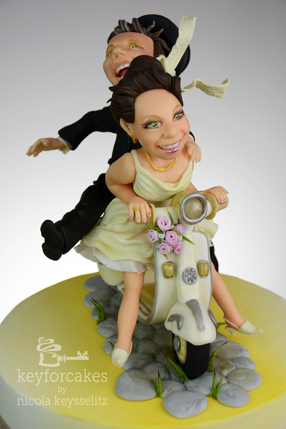 Vespabraut gibt Gas - Das Brautpaar auf der Vespa - Autragsarbeit für Hochzeittstorte