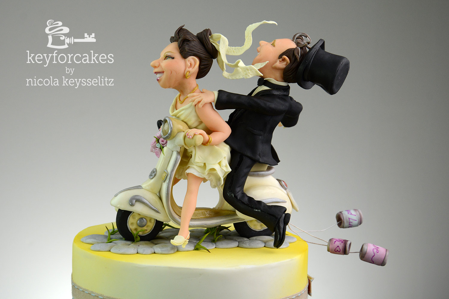 Seitenansicht der Vespabraut und des Bräutigams - Das Brautpaar auf der Vespa - Auftragsarbeit für Hochzeitstorte