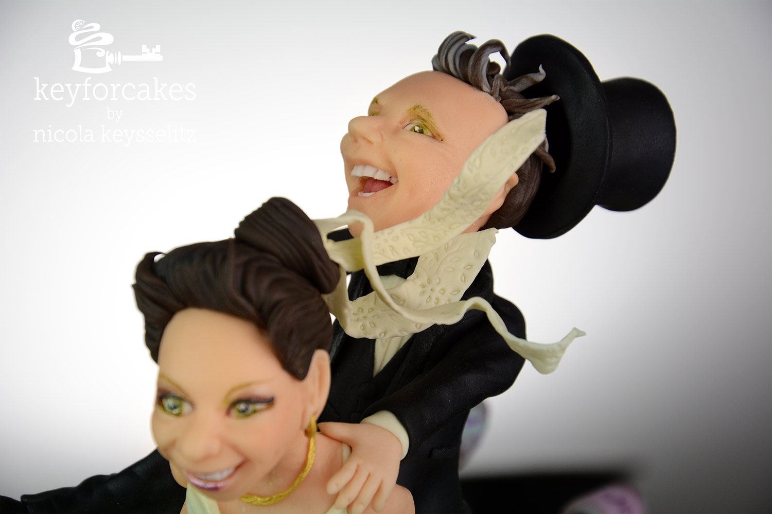 Da geht dem Herrn doch glatt der Hut flöten - Detailansicht Kopf des Bräutigams und der Braut