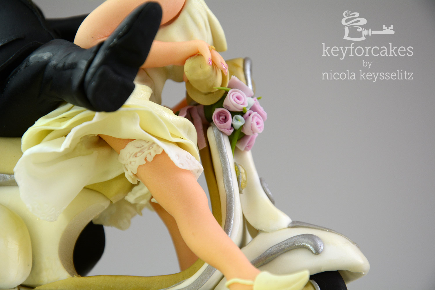 Vespabraut gibt Gas - Das Brautpaar auf der Vespa - Autragsarbeit für Hochzeittstorte