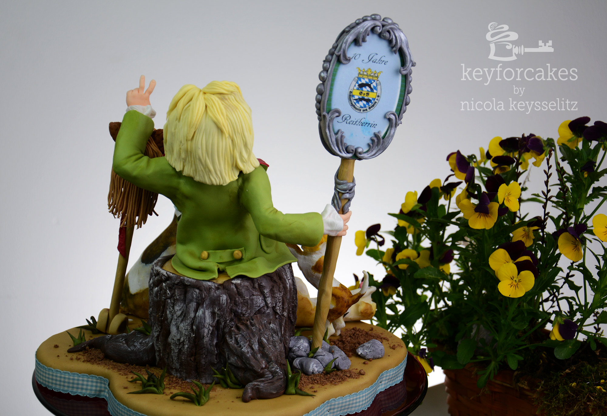 Auftragsarbeit zum 10 jährigen Jubiläum einer Reitherrin, Zuckerfigur mit Hunden