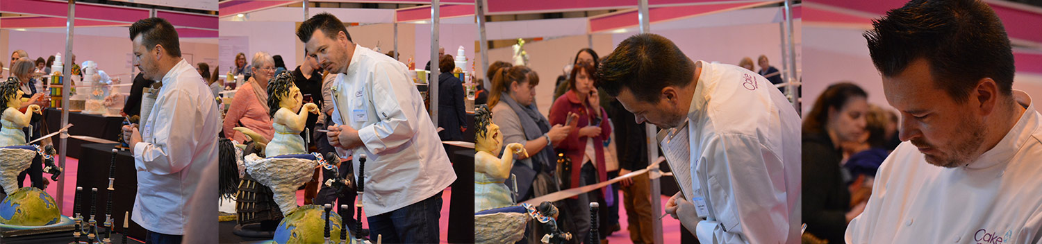 Paul Bradford bewertet Exponat auf der Cake International 2016
