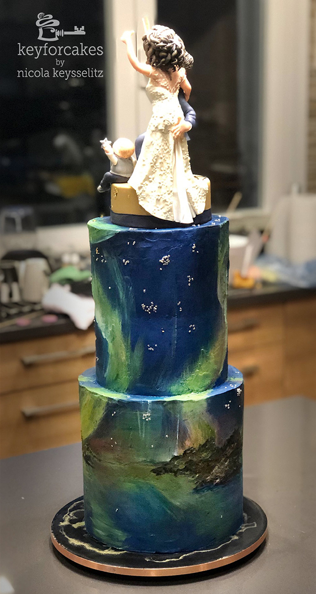 Hochzeitstorte 40cm hoch. Handmalerei Polarlichter auf Ganache