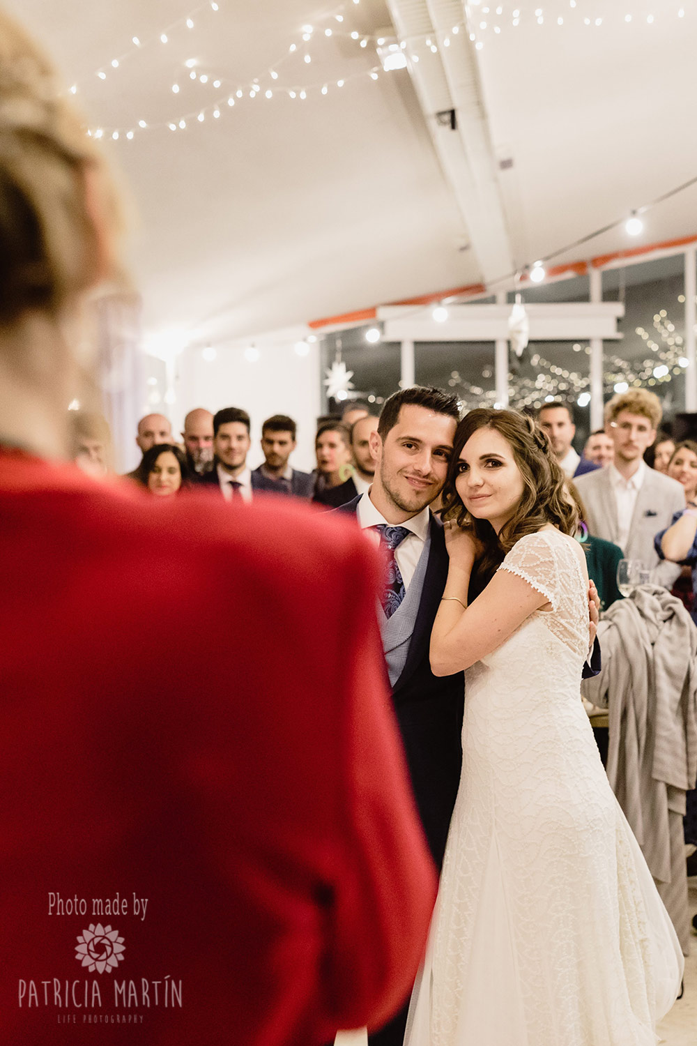 Brautpaar lauscht einem emotiven Moment der Hochzeit-Rede
