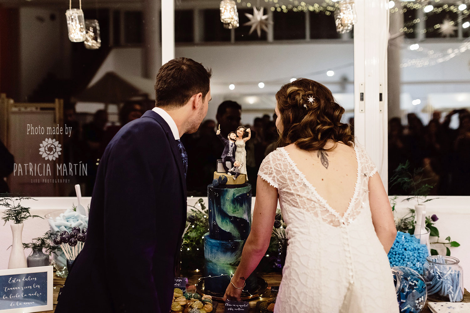 Brautpaar vor der Hochzeitstorte